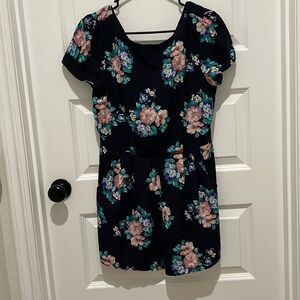 Monteau Floral Romper size M, great condition, 100% polyester.